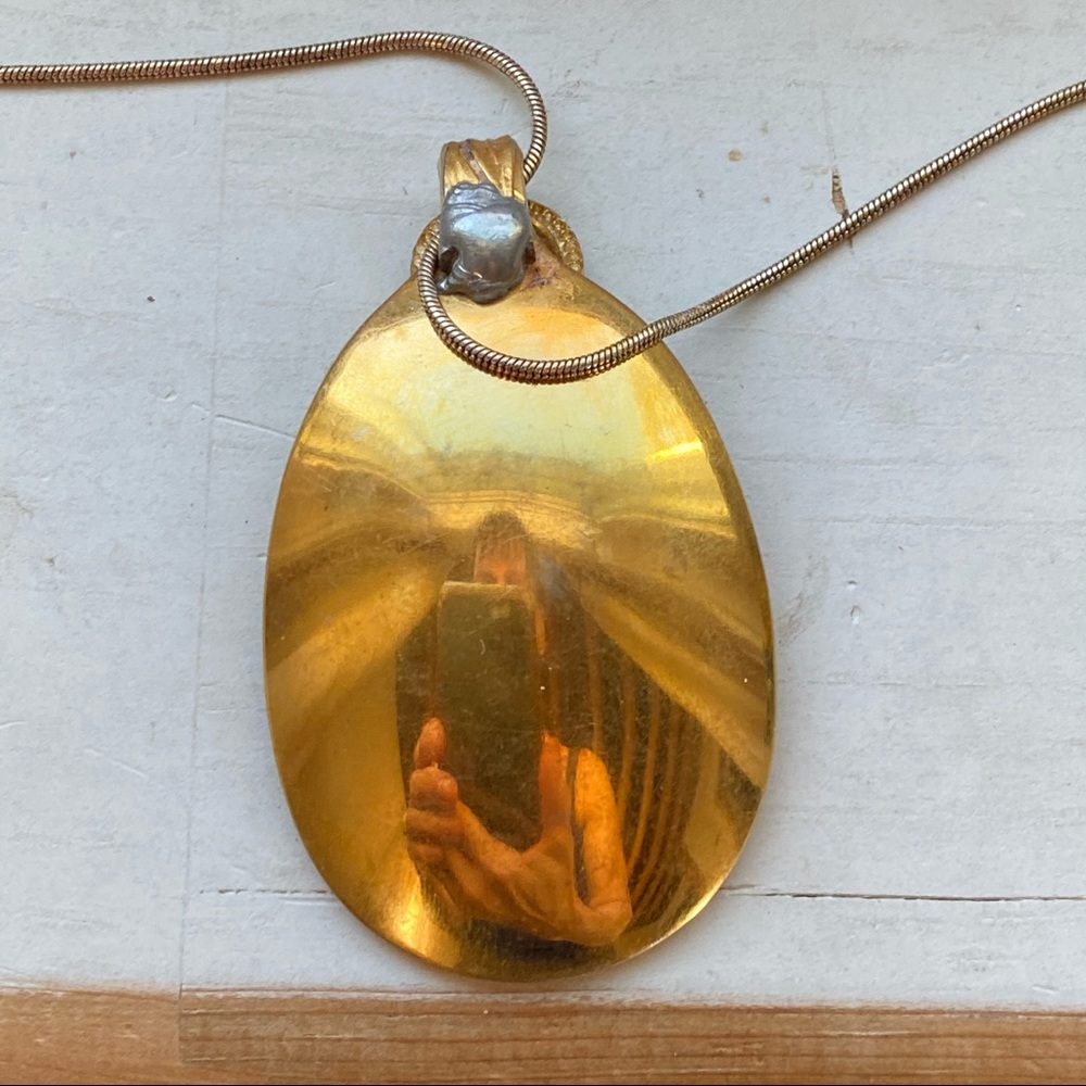 Vintage gold tone Victorian pendant on silver chain - Picture 4 of 7